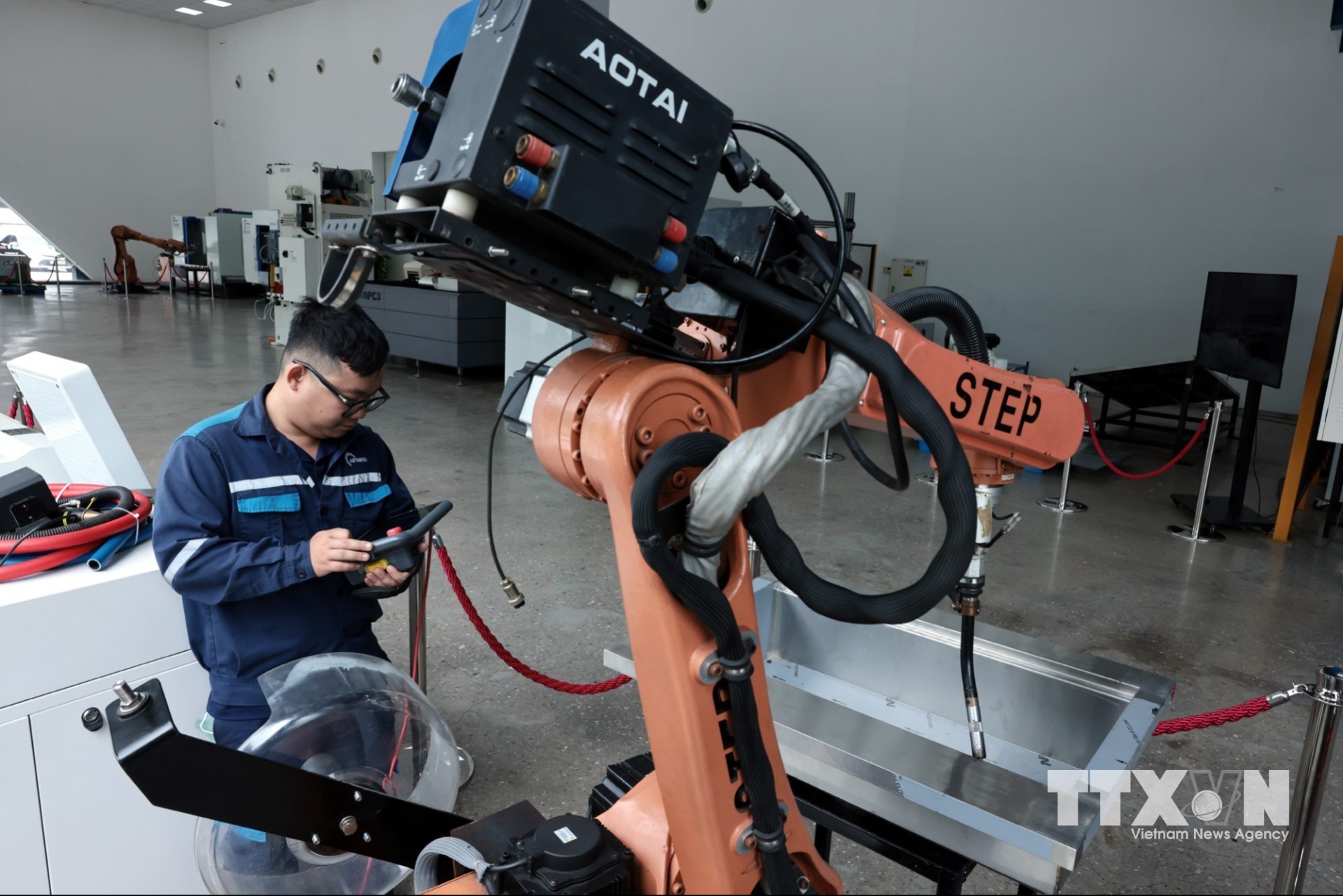 Automech từng bước tạo dựng được tên tuổi thương hiệu trong ngành tự động hóa, tư vấn, thiết kế, lắp đặt, chế tạo robot, gia công cơ khí chính xác kim loại tấm, chế tạo máy tự động, khuôn dập, cụm chi tiết cho ngành công nghiệp ô tô, xe máy…(Ảnh: Trần Việt/TTXVN)